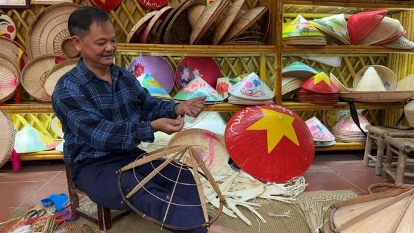 Nghệ nhân Lê Văn Tuy tỉ mỉ bứt vòng nón.