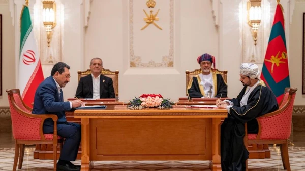 Quốc vương Oman Haitham bin Tariq Al Said (bên phải, phía sau) và Tổng thống Iran Masoud Pezeshkian (bên trái, phía sau) tham dự lễ ký kết tại Muscat, Oman, ngày 27/5/2025. (Nguồn: TÂN HOA XÃ)