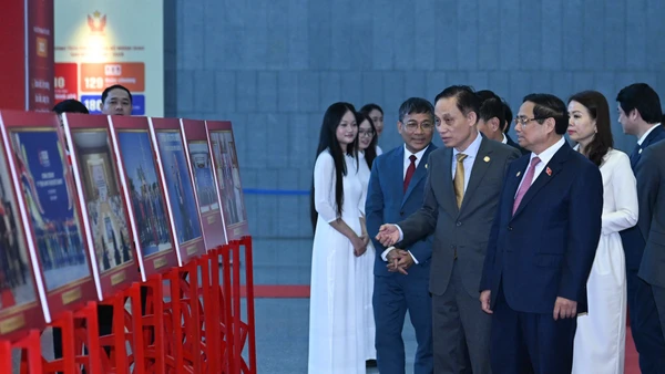 Thủ tướng Phạm Minh Chính tham quan trưng bày ảnh về hoạt động ngoại giao.