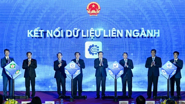 Chủ tịch Quốc hội Trần Thanh Mẫn và các đại biểu thực hiện nghi thức ra mắt phiên bản chính thức của Cổng Pháp luật quốc gia. (Ảnh: DUY LINH) 