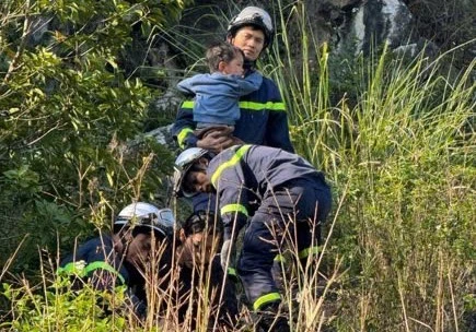 Lực lượng chức năng tiếp cận được nạn nhân bị mắc kẹt. (Ảnh: Công an thành phố Hà Nội)