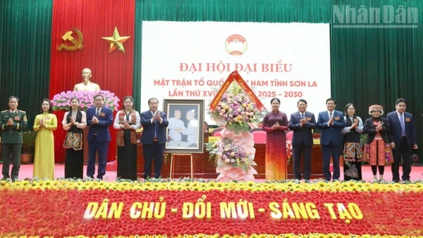 Đồng chí Hà Thị Nga, Ủy viên Trung ương Đảng, Phó Chủ tịch Ủy ban Trung ương Mặt trận Tổ quốc Việt Nam tặng hoa chúc mừng Đại hội đại biểu Ủy ban Mặt trận Tổ quốc Việt Nam tỉnh Sơn La lần thứ XVI, nhiệm kỳ 2025-2030.