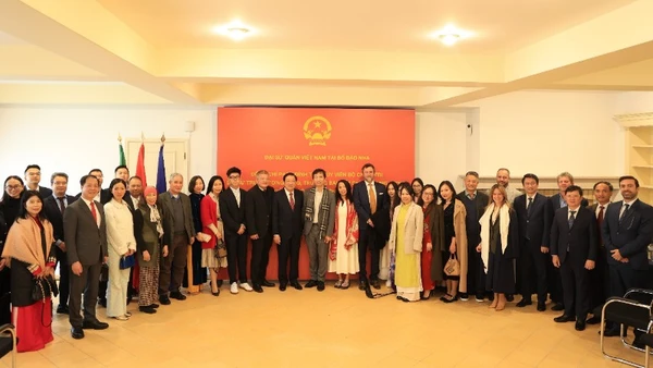 Đồng chí Phan Đình Trạc gặp gỡ cán bộ, nhân viên Đại sứ quán và cộng đồng Việt Nam tại Bồ Đào Nha. (Ảnh: Anh Hiển - TTXVN)