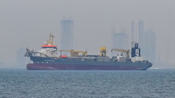Tàu thương mại thả neo ngoài khơi Dubai, Các tiểu vương quốc Arab thống nhất, do gián đoạn hoạt động vận tải ở eo biển Hormuz, ngày 2/3/2026. (Ảnh: Anadolu Agency /TTXVN)