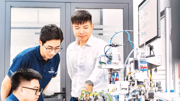 Hoạt động nghiên cứu, thực hành tại Trường đại học Phenikaa. (Ảnh: VŨ THƠM)