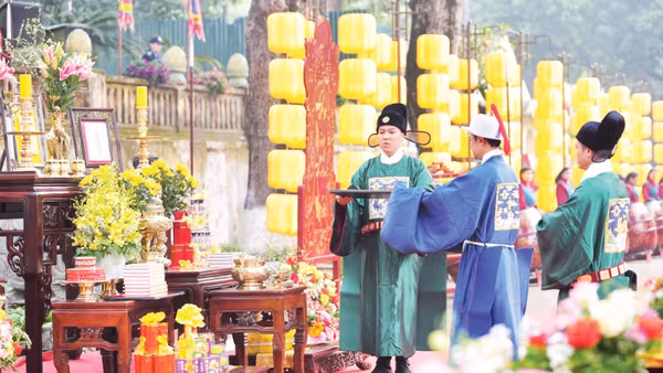 Các nghi thức cung đình tại Hoàng thành Thăng Long trong dịp đón năm mới được phục dựng, thu hút đông đảo khách du lịch.