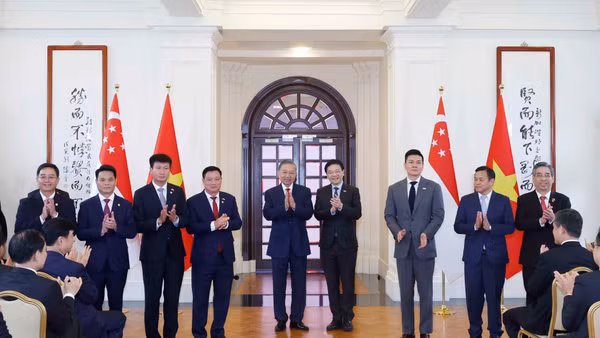 Tổng Bí thư, Chủ tịch nước Tô Lâm và Thủ tướng Singapore Lawrence Wong chứng kiến Lễ trao các văn kiện hợp tác giữa hai nước. (Ảnh: Thống Nhất/TTXVN)