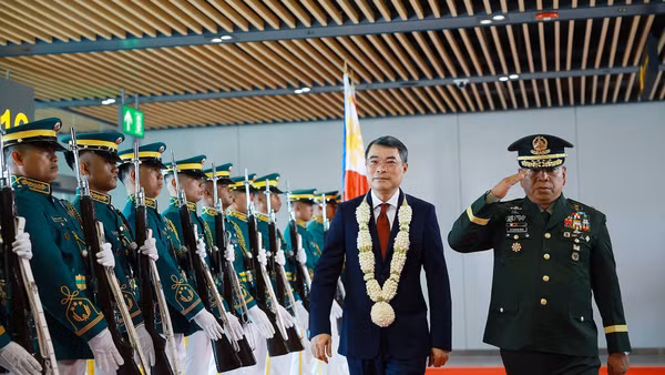 Lễ đón Thủ tướng Lê Minh Hưng tham dự Hội nghị Cấp cao ASEAN lần thứ 48 tại sân bay quốc tế Mactan, Cebu, Philippines. (Ảnh: Dương Giang/TTXVN)