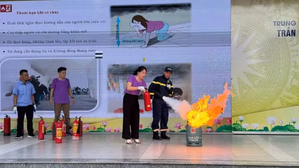 Giáo viên và học sinh Trường trung học cơ sở Trần Duy Hưng, phường Yên Hòa, Hà Nội. thực hành sử dụng các loại bình cứu hỏa phù hợp khống chế các điểm cháy, đám cháy nhỏ. (Ảnh: LÊ ĐỨC-PHẠM TRUNG)