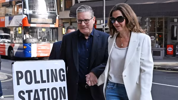 Thủ tướng Anh Keir Starmer (trái) cùng phu nhân tới điểm bỏ phiếu bầu cử Hội đồng địa phương tại London, ngày 7/5/2026. (Ảnh: THX/TTXVN)