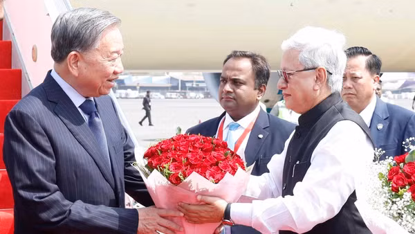 Quan chức thành phố Mumbai đón Tổng Bí thư, Chủ tịch nước Tô Lâm tại sân bay quốc tế Chhatrapati Shivaji Maharaj. (Ảnh: Thống Nhất/TTXVN)