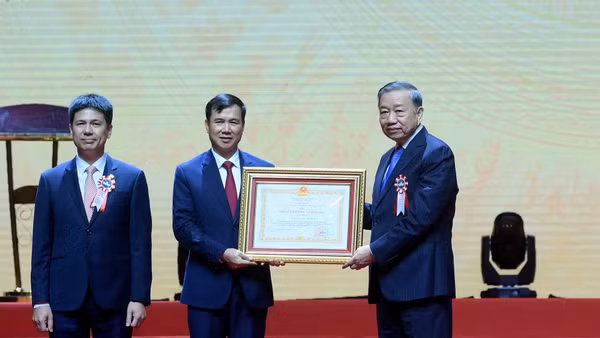 Tổng Bí thư, Chủ tịch nước Tô Lâm trao Huân chương Lao động Hạng nhất tặng Đại học Quốc gia Hà Nội. (Ảnh: ĐĂNG KHOA)