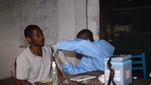 Nhân viên y tế tiêm vaccine phòng Ebola cho người dân tại Bulape, Cộng hòa Dân chủ Congo. (Ảnh: THX/TTXVN)
