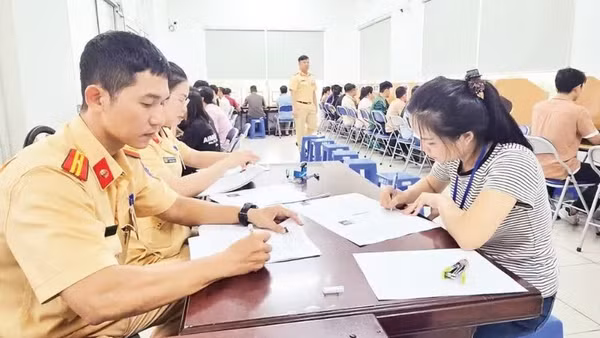Người dân thực hiện thủ tục thi sát hạch lái xe ô-tô. (Ảnh: QUANG QUÝ)