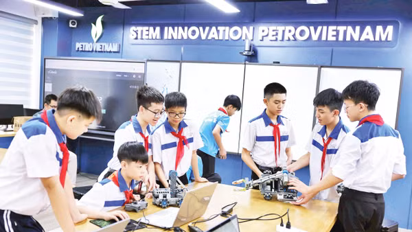 Học sinh Trường THCS Lê Quý Đôn, tỉnh Tuyên Quang trong phòng thực hành STEM đạt chuẩn quốc tế. (Ảnh: THANH TÙNG)