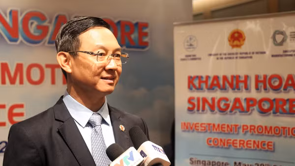 Đại sứ Việt Nam tại Singapore Trần Phước Anh trả lời phóng viên TTXVN. (Ảnh: Tất Đạt/TTXVN)