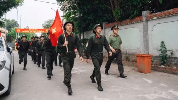 Đoàn cán bộ, chiến sĩ xuất phát hành quân tới Đài tưởng niệm các Anh hùng liệt sĩ Trường Sơn.