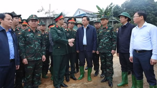 Chủ tịch Ủy ban nhân dân tỉnh Phú Thọ Trần Duy Đông (áo đen, đứng giữa) trao đổi với các đơn vị quân đội về phương án lắp cầu phao qua sông Lô.