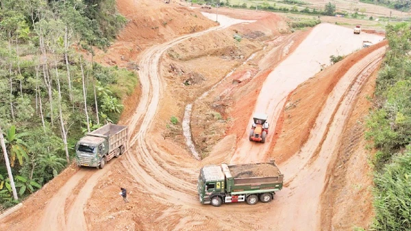 Thi công đào, san ủi một phân đoạn trong dự án.