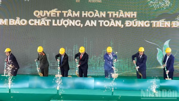 Nghi thức khởi công gói thầu thi công san lấp mặt bằng dự án nâng cấp, mở rộng Nhà máy lọc dầu Dung Quất.