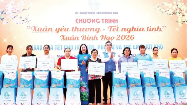 Lãnh đạo Thành phố Hồ Chí Minh trao quà Tết tặng người dân. (Ảnh: PHAN ANH)