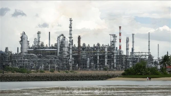 Nhà máy lọc dầu ở Palau Bukom, Singapore. (Ảnh: THX/TTXVN)