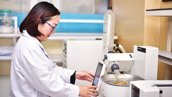 Kiểm tra dư lượng kháng sinh trong môi trường nước. (Ảnh MINH THU)