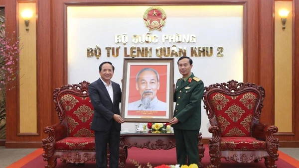 Đồng chí Trịnh Văn Quyết tặng Quân khu 2 bức tranh Bác Hồ với mong muốn cán bộ, chiến sĩ lực lượng vũ trang Quân khu luôn ghi nhớ và làm theo lời Bác dạy.