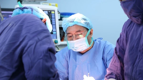 Tiến sĩ, Bác sĩ Nguyễn Quang Vịnh cùng kíp phẫu thuật nỗ lực khắc phục tổn thương cho người bệnh tai nạn pháo nổ. (Ảnh do bệnh viện cung cấp)