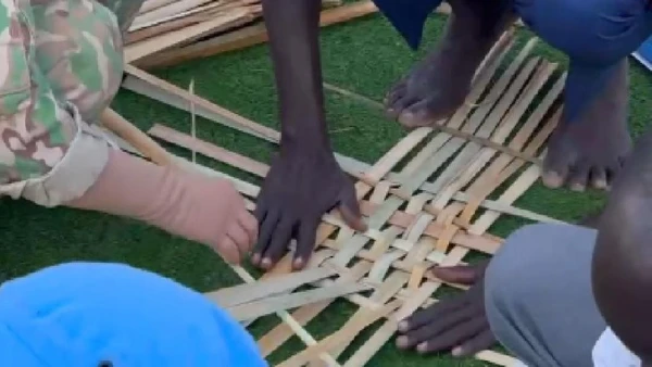 Bộ đội Cụ Hồ tại Nam Sudan hướng dẫn người dân đan giỏ từ lá cây bồn bồn