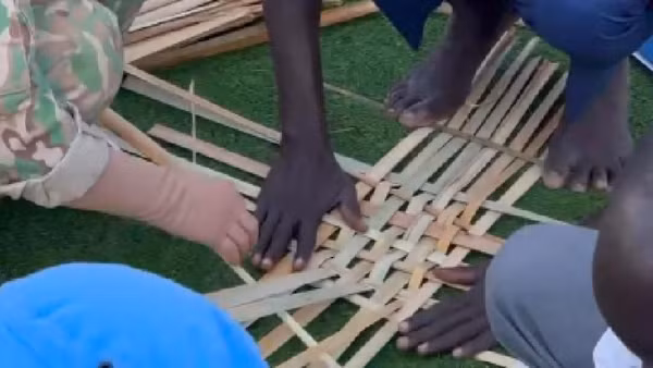 Bộ đội Cụ Hồ tại Nam Sudan hướng dẫn người dân đan giỏ từ lá cây bồn bồn