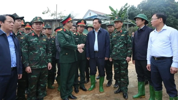 Chủ tịch Ủy ban nhân dân tỉnh Phú Thọ Trần Duy Đông (áo đen, đứng giữa) trao đổi với các đơn vị quân đội về phương án lắp cầu phao qua sông Lô.