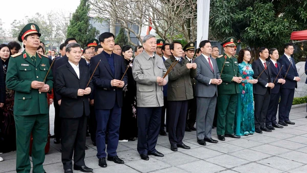 Tổng Bí thư Tô Lâm và đoàn công tác Trung ương dâng hương tại Khu lưu niệm Tổng Bí thư Nguyễn Văn Cừ, tỉnh Bắc Ninh. (Ảnh: THỐNG NHẤT-TTXVN)