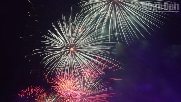 [Video] Màn pháo hoa chào mừng năm mới tại Khai mạc Lễ hội hoa đào xứ Lạng năm 2026