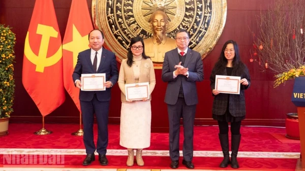 Đại diện các Chi bộ: Phòng Chính trị, Phòng Kinh tế và Khối Báo chí Việt Nam tại Trung Quốc nhận Giấy khen cho tập thể đạt thành tích "Hoàn thành xuất sắc nhiệm vụ" tiêu biểu năm 2025.