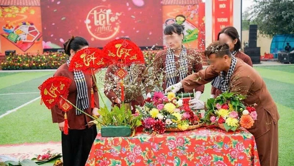 Thi bày mâm ngũ quả.