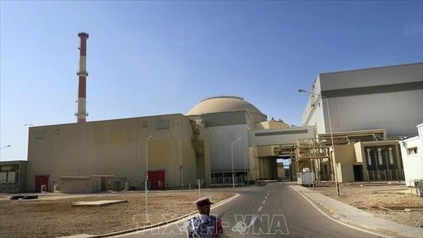 Binh sĩ Iran gác bên ngoài nhà máy điện hạt nhân Bushehr ở Iran. (Ảnh: IRNA/TTXVN)
