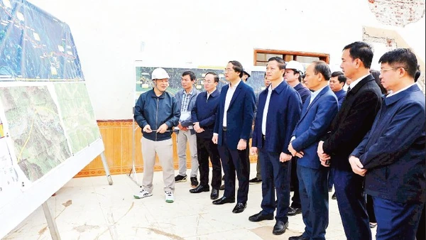 Thường trực Tỉnh ủy Thái Nguyên kiểm tra công tác giải phóng mặt bằng dự án đường cao tốc Chợ Mới-Bắc Kạn. (Ảnh QUÝ ĐÔN)