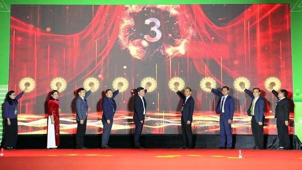 Các đại biểu ấn nút khai mạc hội chợ.