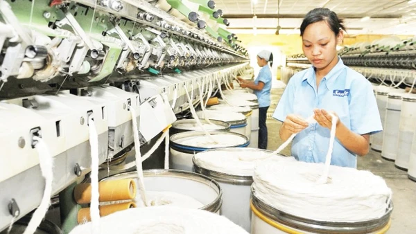 Công nhân làm việc tại Công ty cổ phần Dệt may Sơn Nam (Ninh Bình). (Ảnh KHÁNH AN)