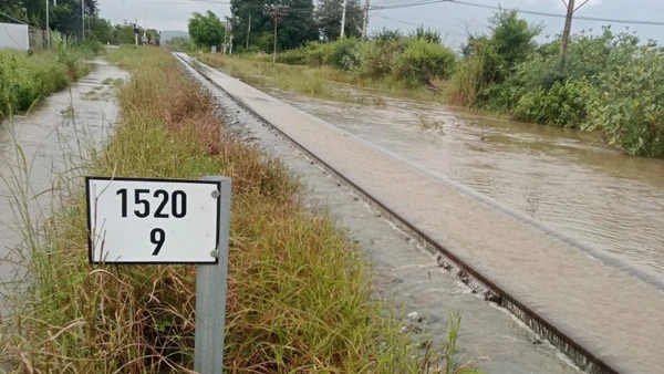 Mực nước tại hạ lưu dâng cao gây ngập cầu, đường, ảnh hưởng đến chạy tàu trên tuyến đường sắt Hà Nội-Thành phố Hồ Chí Minh.