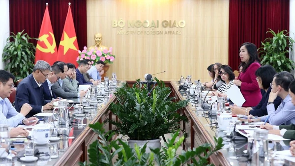 Thứ trưởng Bộ Ngoại giao Lê Thị Thu Hằng, Trưởng Tiểu ban Tuyên truyền và Văn hóa APEC 2027 chủ trì cuộc họp lần 1 của Tiểu ban. (Ảnh: AN ĐĂNG/TTXVN)