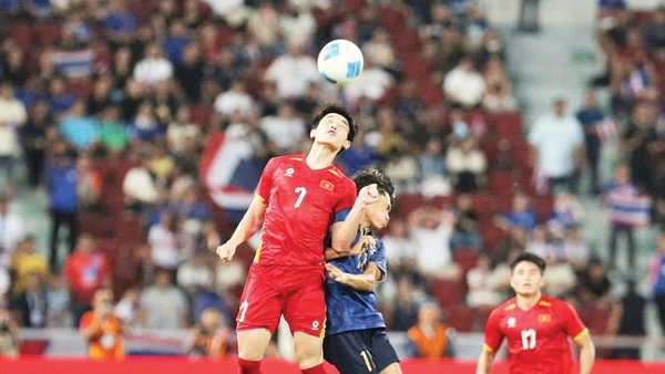 Tiền đạo Đình Bắc (số 7) ba lần liên tiếp đoạt danh hiệu “Cầu thủ xuất sắc nhất trận đấu” tại SEA Games 33 trong pha tranh bóng với U22 Thái Lan.