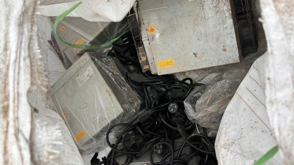 Máy "đào" tiền điện tử trong lô hàng lậu bị Công an Quảng Trị thu giữ.