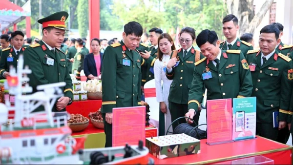 Các đại biểu tham quan khu vực trưng bày, triển lãm của Đại hội.