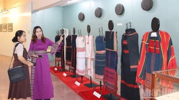 Giới thiệu trang phục truyền thống các dân tộc thiểu số ở các xã phía tây tỉnh Quảng Ngãi tại Tuần Di sản văn hóa Quảng Ngãi năm 2025.