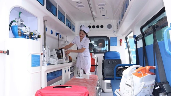Mỗi xe cứu thương được ví như một “phòng cấp cứu di động”. (Ảnh: MẠNH TRẦN)