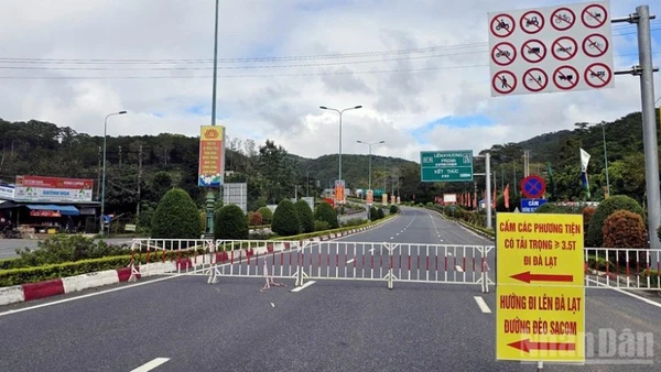 Cơ quan chức năng tổ chức phân luồng giao thông để phục vụ công tác khắc phục sạt lở trên đường đèo Prenn.