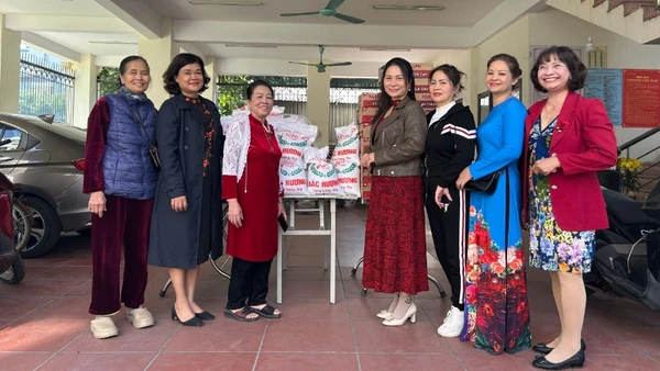 Câu lạc bộ Liên thế hệ Tự giúp nhau phường Khương Đình. 