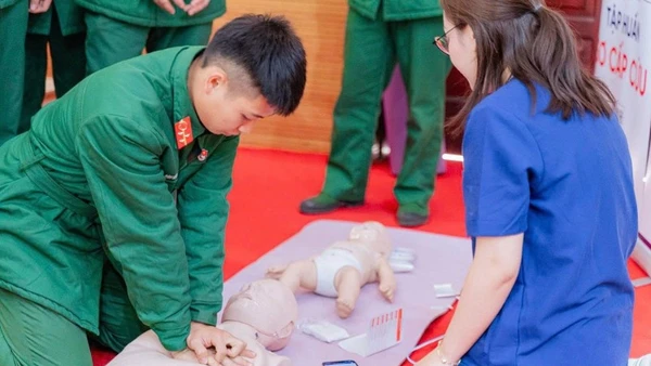 Cán bộ y tế Bệnh viện đa khoa Hùng Vương hướng dẫn chiến sĩ Sư đoàn 316 kỹ năng xử trí cấp cứu.